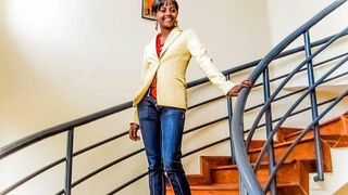 Fekete amatőr casting forgatás irodai fotózásra keményen megbassza a hatalmas faszú producer