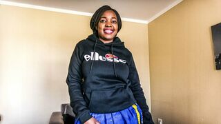 Barna fősulis leányzó munkát keres a tanulmányaihoz