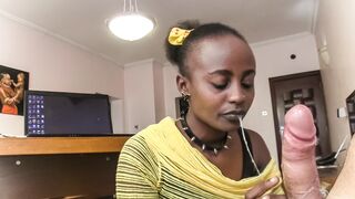 Nyakörves fekete kéjnő nyáladzik a főnök farkán