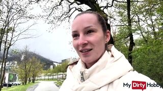 Forró fiatal amatőr nyilvános szopikázása idegennek