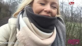 Forró fiatal fiatalasszony kerékpáron dörzsöli lucskos puncáját