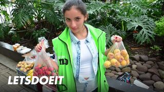 Latina milf mary gomez arcára spriccel a forró kúrás után