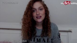 Gömbölyű tinédzser nyújtózza szűk puncáját vastag műfarokkal