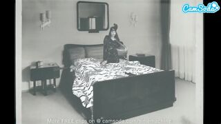 Forró fiatal kishölgy szőreivel játszik hatalmas műfaszokkal webcam előtt