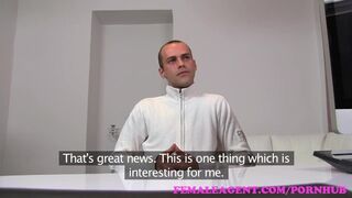 Csábító milf ügynök teszteli a brutális faszit