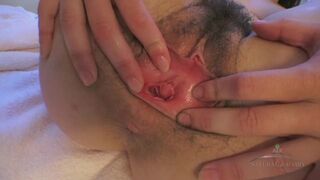 Juliette March ujjai mélyen a szőrös cuniban