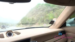 Strandrandi Nicole Luva fiatal csajjal és forró autós pippantás pov