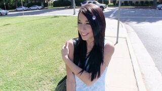 Tinédzser kéjhölgy Mia Hurley megmutatja gigantikus ciciét és pénzért megdugja a muksót