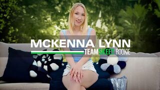 Mckenna Lynn legelső pornója: világos szőke maca vad faszas kalandja