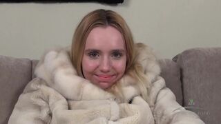 Lenyűgöző daniella vetkőzik és műfallosszal dübörög a szőrös muffban