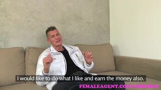 Femaleagent - a telhetetlen milf nem bírt lépést tartani a dögös striptíző farkával a castingon