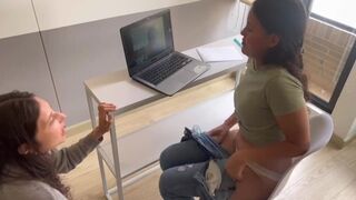 Bekapcsolt kamera alatt nyaldossa a puncimat a ribim munkaértekezleten