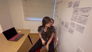 Az orvostanhallgató spiné megcsal engem, és meztelenül kötünk ki az irodámban