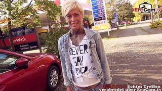 Utcán baszás német benzinállomáson: pov milf oboázás