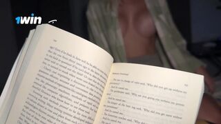 Nevelő hugom csábított el olvasás közben – ízletes közeli dörzsölés a gigászi popós tinitől