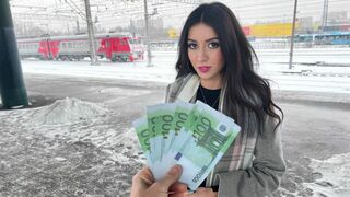 Vonatbéli csábítás: fiatalsszonyt szólítunk meg castingra közvetlenül a szekrényben