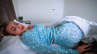 A szajha mostohaanyám a legjobb módon ébreszt fel engem!