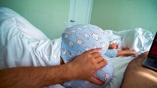 Nevelő hugocska felébred és segít a testvérnek élvezni a pornó nézése közben – beleélvezéses kúrás