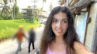 Aranyos tinédzser szuka nyaldossa a hamburgerét az arcára fröccsent geci közben közkifőzdében