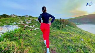 Spanyol turista izgat a seggével és kihív kockázatos kerti dugásra