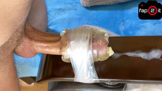Forró hapsi kacagva döfi óriási farkát a fleshlightbe, amíg remegve spriccel a nagyméretű élvezésben