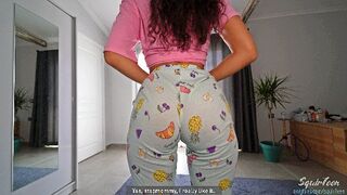 Szarva közé az ujját nyomó vizes milf mostohaanya keményen megdugja mostohafiát, aztán a férjét