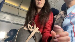 Kockázatos repülőgépes szopkódás tele ház előtt – nyilvános faszkiengedés