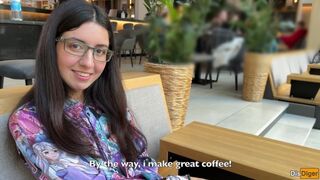 A szemüveges szemétlány kibasznivaló nimfomán, aki szereti az arcára spriccelő spermát