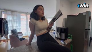 Lezbi ex-barátnőm kihív engem, hogy masturbáljak előtte és spriccelek mint egy kút