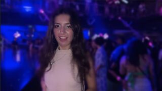 Szarvas csajszi egyezett meg a klub wc-jében történő vad dugásba