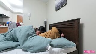 Ázsiai milfet ébreszt és megbassza a palija a takaró alatt 2024!