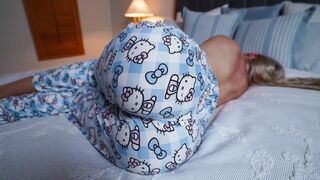 Nevelő anya felébred a merev bréje miatt, segít a fiának gyors élvezetre juttatni