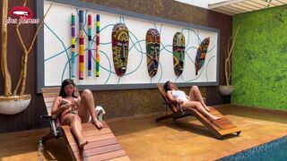 Spriccelek a nyilvános medencében egy napozó kiscsaj mellett