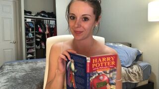 Hisztérikus harry potter olvasás rezgő műfaszon ülve