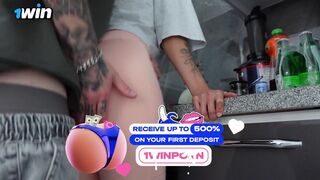 Kollégiumi szomszéd fiatalasszony fenekét lube nélkül megbassza egy nagyméretű pénisz