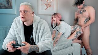 Barátnőjét megdugni lopva, mikor a csávó semmi sem lát