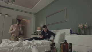 Szépkorú férfi megdugja a kettő aranyos kisfiút a partin