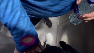 Edzőtermi csábítás: forró masturbálás a vécében