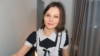 Csábító szobalányt keményen megbasszák takarítás után és összelövik az arcát