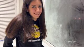 Balkonon dugom meg a szépséget a bulin, miközben a palija semmit sem sejt