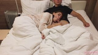 Ellenállhatatlan fiatal cumizza farkát filmnézés közben otthon