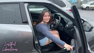 Vén milf házaspár teleélvezve telefonálás közben a férjével