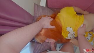 Mostohaanya váratlanul kapja a nevelő fia faszát a szájába, majd a análjába élvez a kanapén