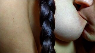 Nevelő fia újra cumizza nevelő anyja mellbimbóit