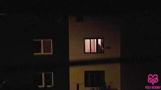 Leselkedj kettő lezbi csajra az ablakon át, és látogasd meg őket a vad hármasra