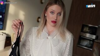 Nevelő muterom a bugyiját dörzsölve kényeztetett, majd hagytam, hogy megbasszam a szakadt harisnyájában!