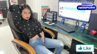 Bájos titkárnő cumizza és megbassza a főnök farkát, amíg a szájába nem élvez - lebukott masztizás közben