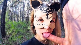 Világos Szőke koleszos csaj masztizik és cumizza a faszon az erdőben - nyilvános orál