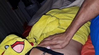 Nevelő apucikám az ágyamba jön és telelövi a pinámat