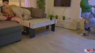 Mostohaanya orálozza a nevelő fia farkát és valagba kefélik a férje háta mögött